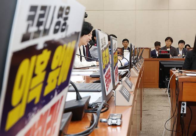 정은경 보건복지부 장관 후보자(오른쪽)가 18일 국회 보건복지위원회에서 열린 인사청문회에서 의원 질의를 경청하고 있다. 연합뉴스.