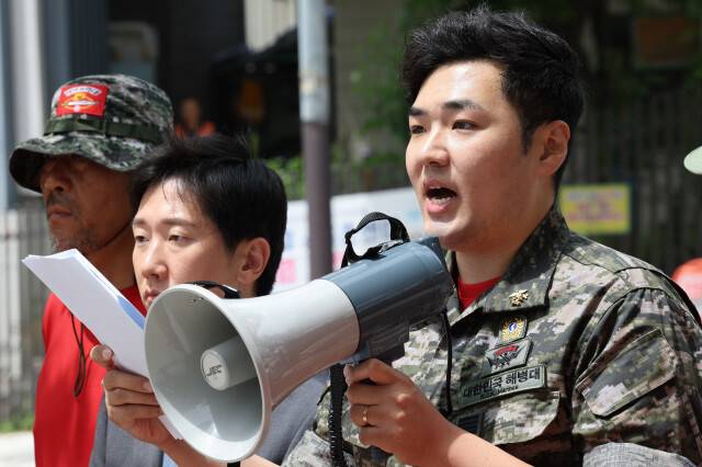 정원철 해병대 예비역 연대 회장이 지난해 6월24일 임성근 전 해병대 1사단장의 관사인 서울 영등포구 소재 아파트 앞에서 채상병 순직 사건과 관련해 임 전 사단장의 엄벌을 촉구하는 기자회견을 열고 탄원서를 읽고 있다. 김영원 기자 forever@hani.co.kr
