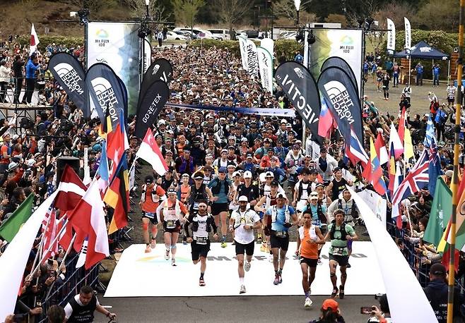 후지산100’의 100마일 부문에 참가한 2500여명의 주자들. 이 대회 세 부문 중 100마일 부문 참가자가 가장 많다. 카즈 나가야스 제공