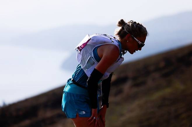 한 여성 트레일러너가 건초로 뒤덮인 민둥산을 오르고 있다. 후지마키 쇼 제공