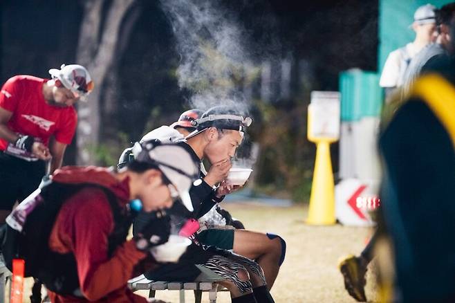 대회 참가자들이 잠시 물과 음료, 음식을 보급받을 수 있는 체크포인트. 밤을 꼬박 새워 달려야 하기에 체크포인트에서 충분히 충전해야 한다. 다키모토 유키히데 제공