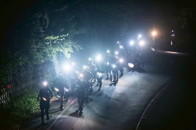 초반 구간을 함께 달리는 참가자들. 다카모토 유키히데 제공