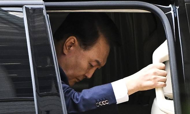 12·3 비상계엄과 관련해 특검의 수사를 받는 윤석열 전 대통령이 9일 영장실질심사에 출석하기 위해 서울 서초구 서울중앙지법에 도착해 차에서 내리고 있다. 사진공동취재단