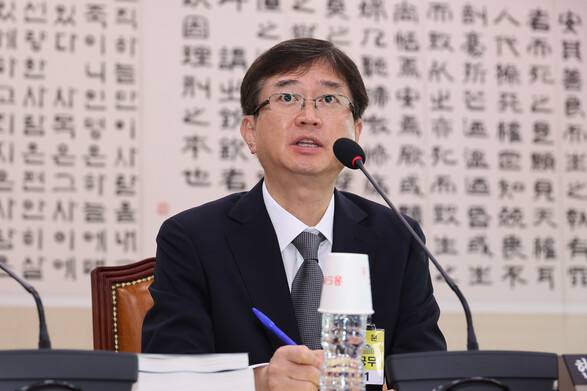 오영준 헌법재판관 후보자가 18일 서울 여의도 국회 법제사법위원회에서 열린 인사청문회에서 의원질의에 답하고 있다. 연합뉴스