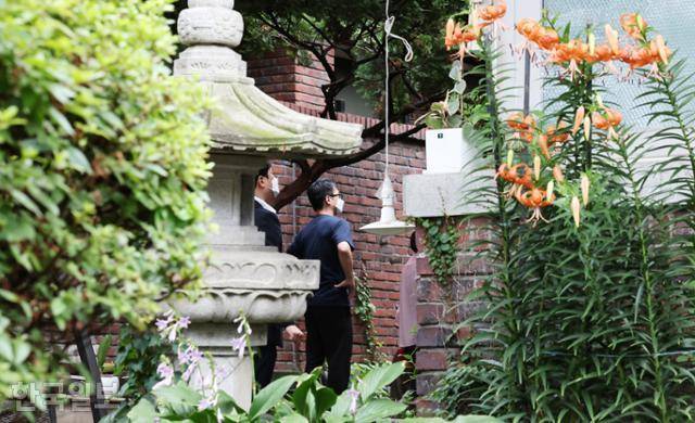 김건희 여사 관련 의혹을 수사하는 민중기 특검팀이 15일 오전 서울 강남구 역삼동에 위치한 건진법사 전성배씨 법당에 대한 압수수색을 진행 중인 가운데 특검팀 관계자들이 분주하게 움직이고 있다. 강예진 기자