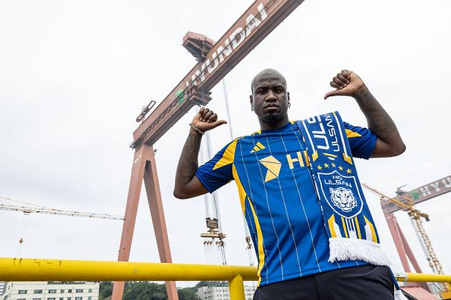 HD현대중공업에서 계약 기념 사진을 찍은 말컹. 울산 제공