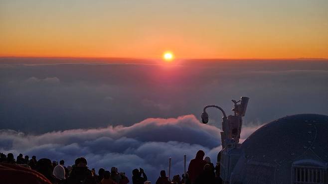 한라산에서 바라본 태양