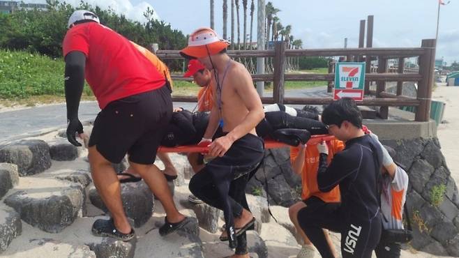 어제(17일) 오후 제주시 애월읍 곽지해수욕장에서 물놀이를 하던 50대 여성 관광객이 무릎을 다쳐 이송되는 모습