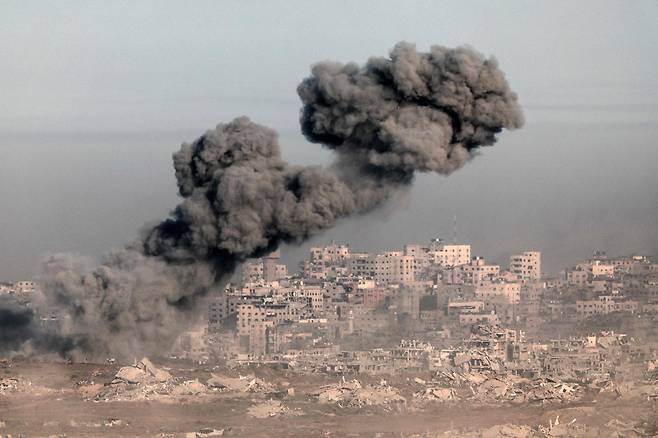 이스라엘과 가자지구 국경에서 찍은 이 사진은 지난 17일(현지시간) 이스라엘이 포위된 팔레스타인 영토를 공격하는 모습을 보여주고 있다. AFP=연합뉴스