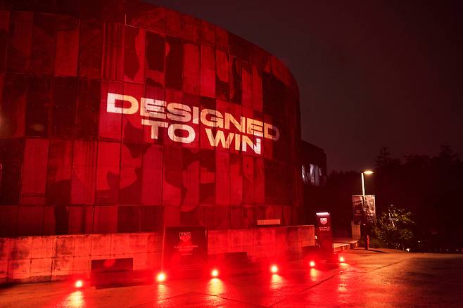 캠페인 ‘Designed to Win’ 슬로건으로 장식한 행사 건물 외관. 사진 태그호이어