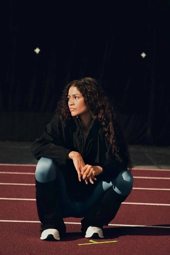 온의 의류와 운동화를 착용한 젠데이아. 사진 온