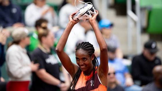 케냐의 장거리 달리기 챔피언 헬런 오비리가 경기 후 자신이 신었던 온 러닝화를 들고 포즈를 취하고 있다. 사진 온