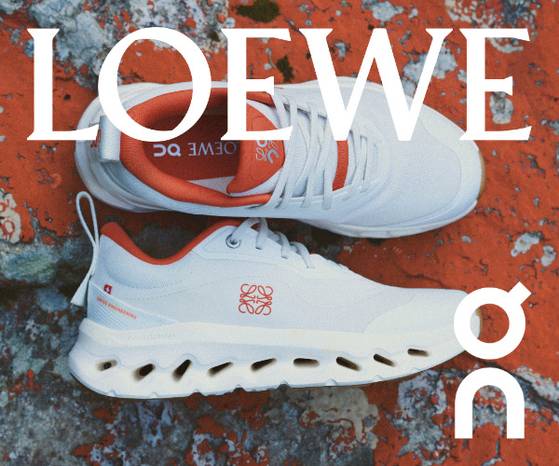 럭셔리 브랜드 로에베와 협업한 온의 운동화. 올 가을 8번째 협업 컬렉션 출시를 예정하고 있다. 사진 온