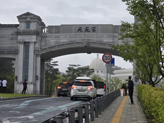 김건희 특검팀은 18일 경기 가평 통일교 본부에 대한 압수수색에 나섰다. 중앙포토