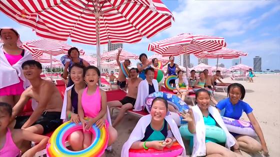 북한 원산갈마해안관광지구에 전국각지에서 끊임없이 찾아오는 수많은 근로자들로 연일 흥성이고 있다고 조선중앙TV가 16일 보도했다. 조선중앙TV화면, 연합뉴스