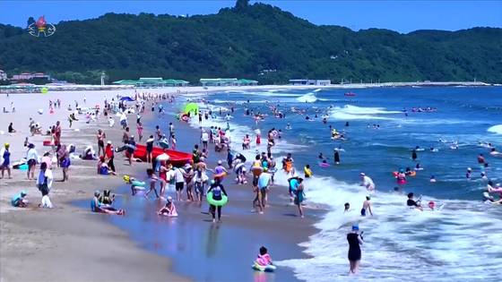 북한 원산갈마해안관광지구에 전국각지에서 끊임없이 찾아오는 수많은 근로자들로 연일 흥성이고 있다고 조선중앙TV가 16일 보도했다. 조선중앙TV화면