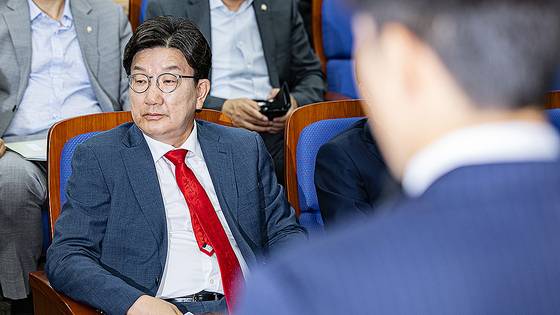 사퇴를 표명한 권선동 국민의힘 원내대표가 9일 오후 서울 여의도 국회에서 열린 의원총회에서 김용태 비상대책위원장의 발언을 듣고 있다. 뉴스1