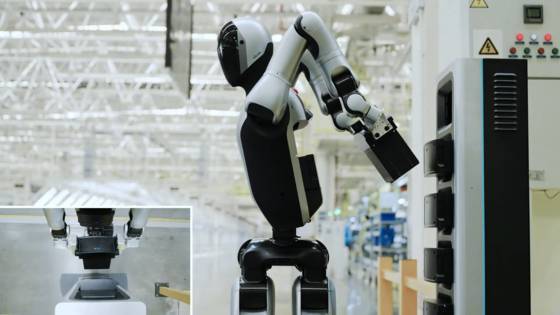 중국 유비테크 로보틱스가 17일 공개한 휴머노이드 로봇 워커 S2는 인간 개입 없이 스스로 배터리를 교체해 24시간 구동할 수 있다. 사진 유비테크 유튜브 채널 캡처