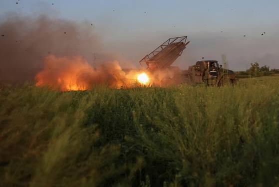 우크라이나군이 2025년 6월 8일 도네츠크주 전선 도시 포크로우스크 인근에서 다연장로켓포를 발사하고 있다. 로이터=연합뉴스