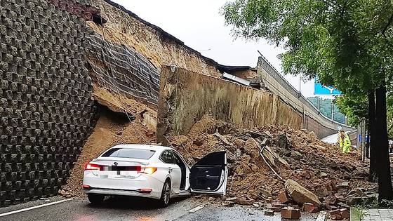 지난 16일 오후 경기 오산시 가장동 가장교차로 고가도로에서 옹벽이 도로로 무너지며 고가도로 아래 도로를 지나가던 차량을 덮치는 사고가 났다. 경기도소방재난본부