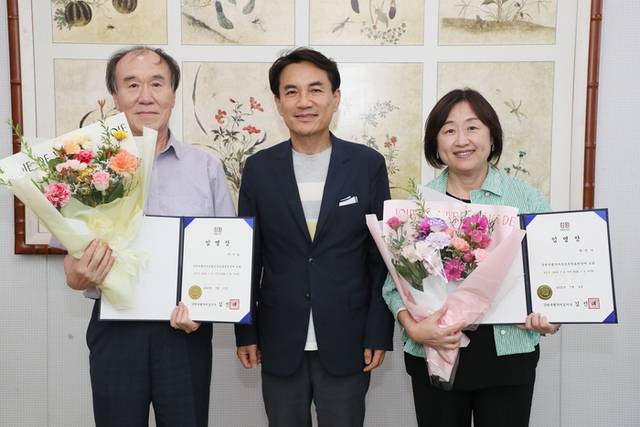 ▲ 김진태 강원도지사는 18일 도청 통상상담실에서 최안나 신임 강릉의료원장과 전진표 연임 도립강릉요양병원장에게 임명장을 수여했다. 도 제공