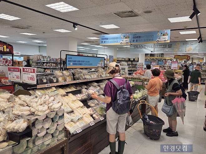 지난 14일 서울 영등포구 소재 마트에서 고객이 물건을 고르고 있다./사진=박수림 기자