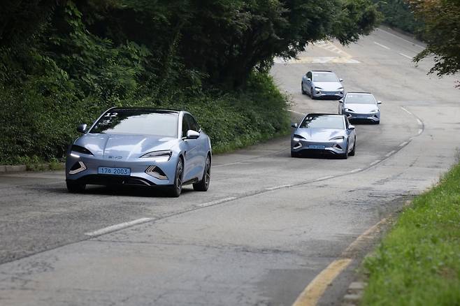 씰이 도로를 주행하고 있는 모습./사진=BYD코리아