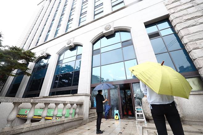 김건희 여사 관련 의혹을 수사하는 민중기 특별검사팀이 통일교 가평·서울 본부 등에 대한 압수수색을 실시한 18일 오전 서울 용산구 통일교 서울 본부에서 취재진이 대기하고 있다. / 사진=뉴스1