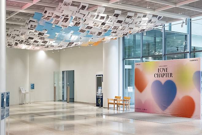 드라마 스틸컷을 활용한 행잉 전시와 포토월(사진=한국관광공사)