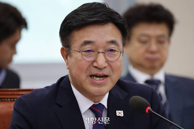 윤호중 행정안전부 장관 후보자가 18일 국회 행정안전위원회에서 열린 인사청문회에서 의원 질의에 답하고 있다. 박민규 선임기자