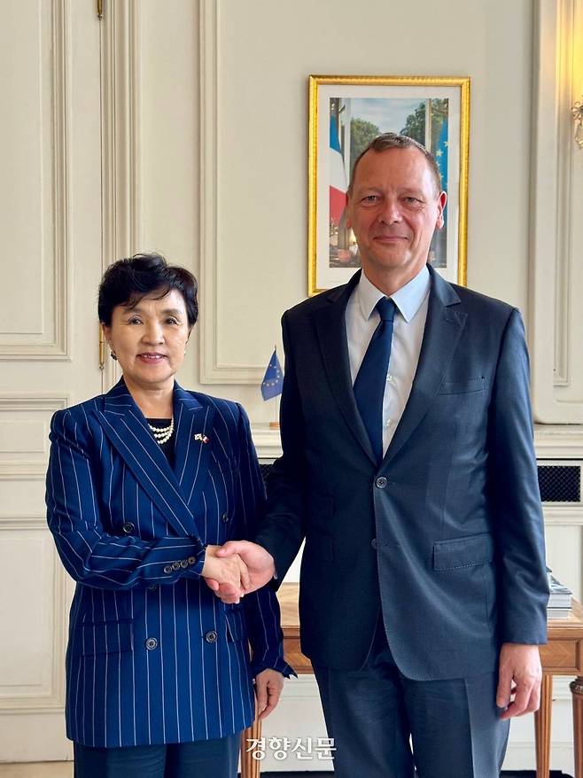 강금실 대통령 프랑스 특사단장이 지난 16일(현지시간) 프랑스 파리에서 에마뉘엘 본 프랑스 대통령 외교수석을 만나 기념사진을 찍고 있다. 외교부 제공