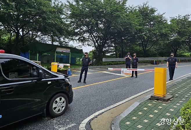 통일교 측 경비 직원이 특검팀 차량을 막아서고 있다. 이홍근 기자