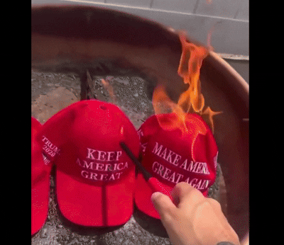 엡스타인 파일 비공개에 반발해 ‘마가’ 모자를 태우고 있는 트럼프 지지자들. SNS 갈무리