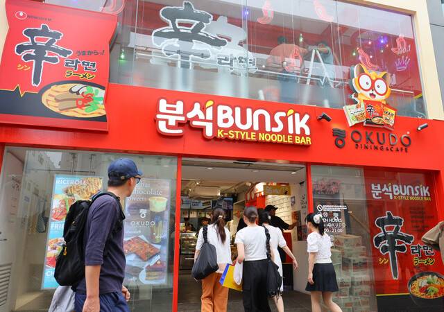 농심은 지난달 일본 도쿄 하라주쿠에 아시아 첫 매장이자 글로벌 2호점 ‘신라면 분식’을 오픈했다. ‘신라면 분식’은 농심이 세계 주요 관광지에서 신라면의 매운맛과 농심 브랜드를 알리기 위해 지난 4월 페루 마추픽추를 시작으로 운영 중인 체험공간이다. 농심 제공