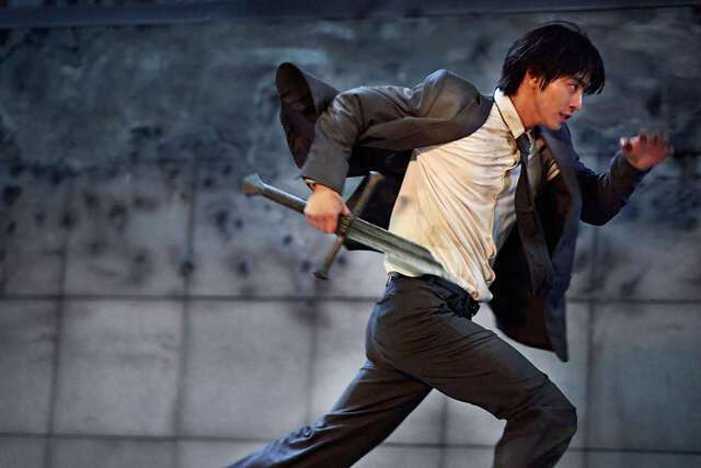 영화 ‘전지적 독자 시점’ 스틸사진. 독자(안효섭)는 소설 속 주인공 중혁(이민호)에게 위기에 놓인 사람들을 구하자고 제안하지만 거절당하고, 상아(채수빈) 등 동료들과 함께 분투한다. 롯데엔터테인먼트 제공