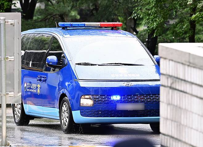 윤석열 전 대통령이 탑승한 호송차가 18일 서울중앙지방법원으로 들어서고 있다.
사진공동취재단