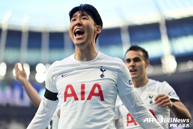 ‘더 선’은 “손흥민의 이적을 확신할 순 없다”면서 “조금 더 지켜봐야 할 것”이라고 짚었다. ‘더 선’은 이어 “가나 국가대표팀 측면 공격수 모하메드 쿠두스가 합류했다. 토트넘은 그를 영입하는 데 이적료로만 5,500만 파운드(한화 약 1,026억 원)를 썼다. 쿠두스가 2025-26시즌 토트넘 공격 중심에 설 것이란 얘기다. 하지만, 쿠두스는 손흥민과 포지션이 다르다. 쿠두스는 오른쪽, 손흥민은 왼쪽이다. 공존이 가능하다는 뜻”이라고 했다. 사진=ⓒAFPBBNews = News1