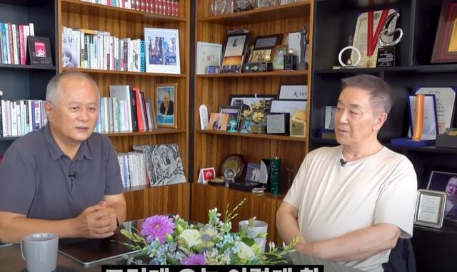 한진희(오른쪽) 배우가 후배인 송승환 배우와 근황 등에 관한 이야기를 나누고 있다. ‘송승환의 원더풀 라이프’ 캡처