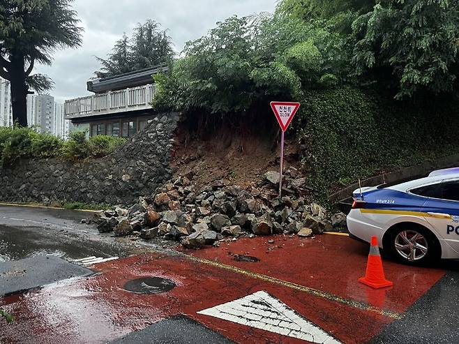 18일 고향사랑기부제 전문업체 위기브에 따르면 최근 폭우로 광주 남구엔 침수 169건, 토사 유실 7건 등 총 195건의 피해가 발생했다. (사진 = 위기브 제공) 2025.07.18. innovation@newsis.com *재판매 및 DB 금지