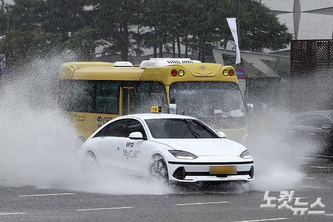 기습 폭우가 쏟아진 17일 서울 송파구 잠실역 인근에서 차량들이 물보라를 일으키며 주행하고 있다. 박종민 기자