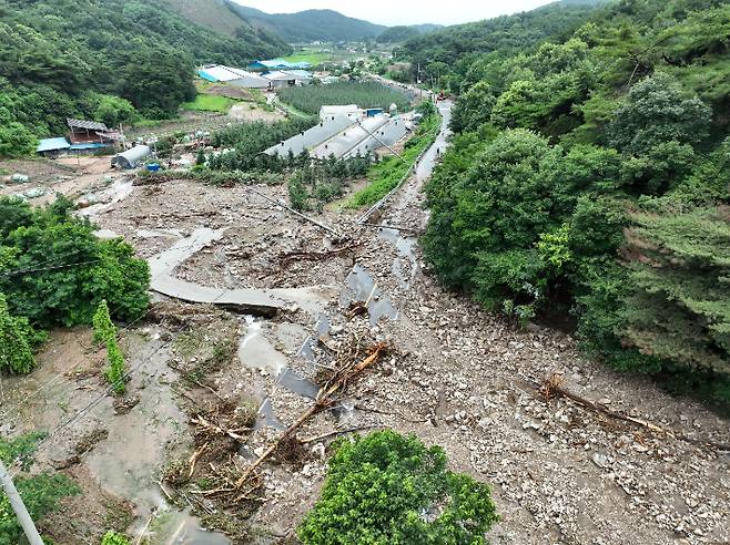 중부지방에 폭우가 내린 17일 산사태가 발생한 충남 예산군 봉산면 봉운로가 토사로 뒤덮여 있다. 연합뉴스