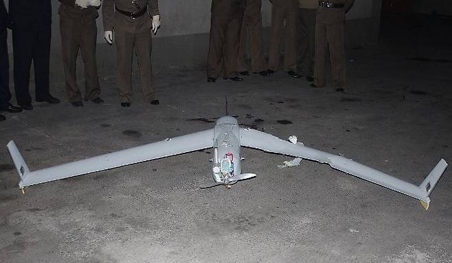 북한이 지난해 10월 평양에서 한국군에서 운용하는 드론과 동일 기종의 무인기 잔해를 발견했다고 주장하며 관련 사진을 공개했다. 연합뉴스