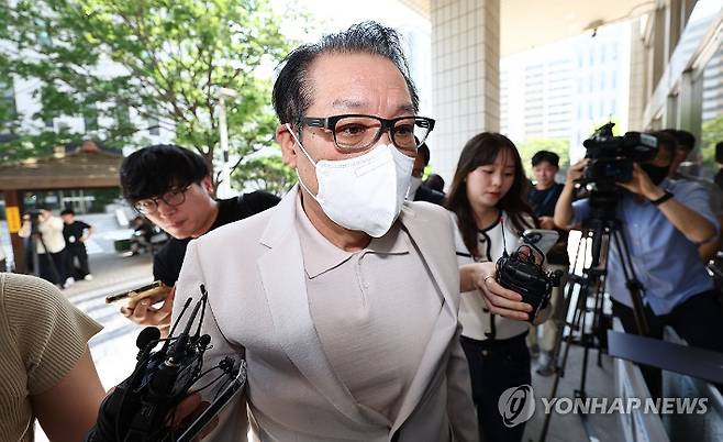 (서울=연합뉴스) 김인철 기자 = 2018년 전국지방선거 공천헌금 의혹 혐의를 받는 '건진법사' 전성배 씨가 23일 서울 양천구 서울남부지방법원에서 열린 정치자금법 위반 혐의 사건 1심 속행 재판에 출석하기 위해 법정으로 향하고 있다. 2025.6.23 yatoya@yna.co.kr 연합뉴스