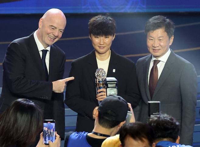 지난해 10월 29일 서울 경희대학교에서 열린 AFC 2023년도 연간 시상식에서 감독상을 받은 박윤정 감독이 잔니 인판티노 국제축구연맹(FIFA) 회장, 정몽규 대한축구협회 회장과 기념촬영을 하고 있다. 연합뉴스