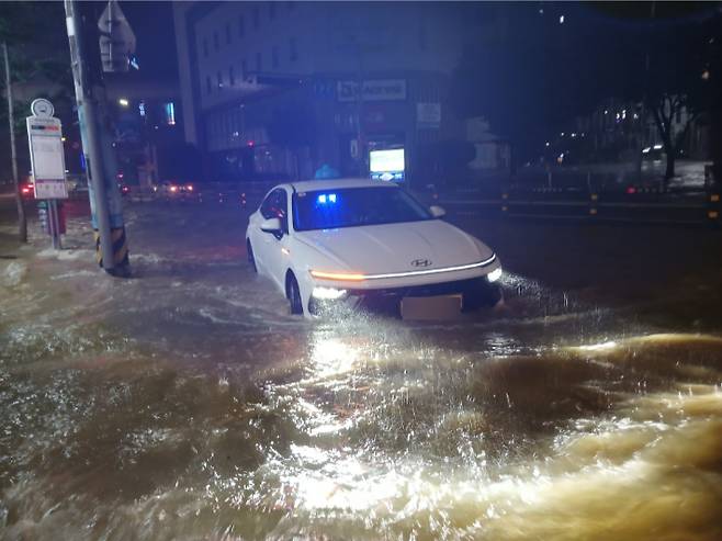 지난 13일 오후 11시쯤 부산 사상구 괘법동의 한 도로가 침수됐다. 부산소방재난본부 제공