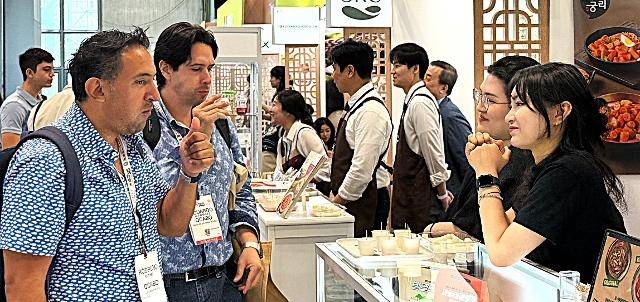 6월29일~7월1일 미국 뉴욕 맨해튼 재비츠센터에서 열린 제69회 서머 팬시 푸드 쇼(Summer Fancy Food Show)에서 통합한국관 부스를 찾은 현지 바이어들이 케이푸드(K-food·한국식품)를 맛보고 있다.