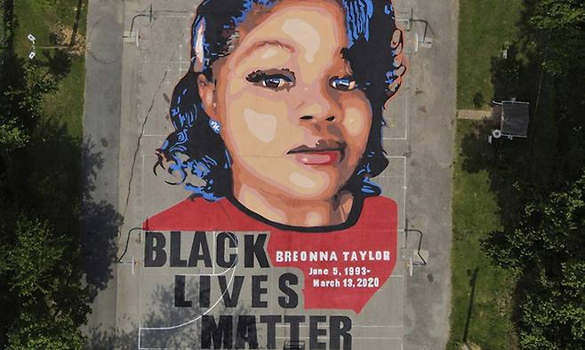 경찰의 오인 총격으로 사망한 흑인 여성 브레오나 테일러를 그린 벽화가 미국 메릴랜드주 아나폴리스에 그려져 있는 모습. AP통신 홈페이지 캡처