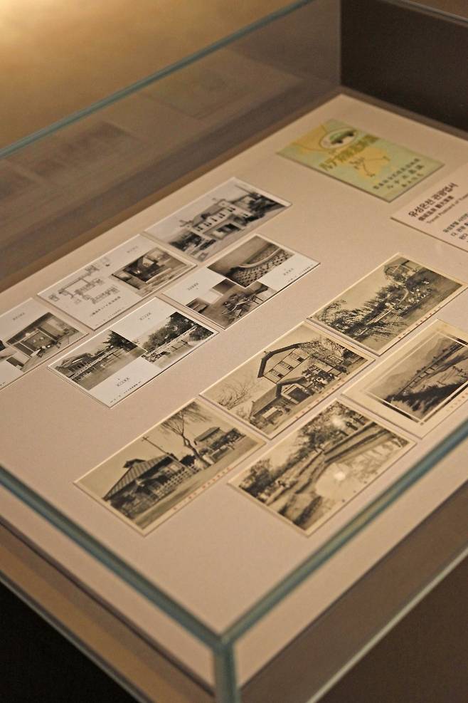 박물관의 근대 전시실에 전시 중인 관광 엽서. 1920~30년대 유성호텔 관광 홍보용으로 제작했다.