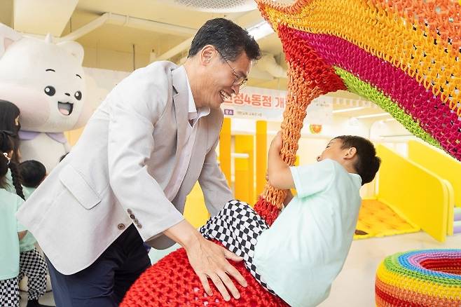이기재 서울 양천구청장이 ‘서울형 키즈카페 신정4동점’에서 아이와 그물놀이터를 함께 이용하고 있다. 양천구 제공