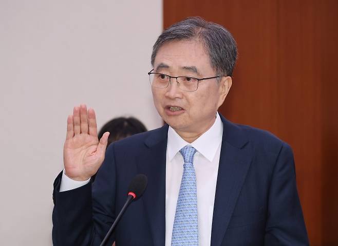 조현 외교부 장관 후보자가 17일 국회 외교통일위원회에서 열린 인사청문회에서 선서하고 있다. 2025.7.17 연합뉴스